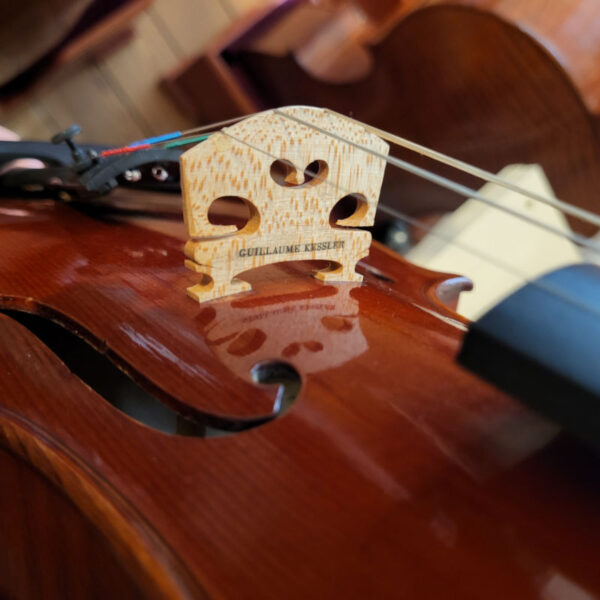 Le montage a une grande influence sur la tension des cordes de violon
